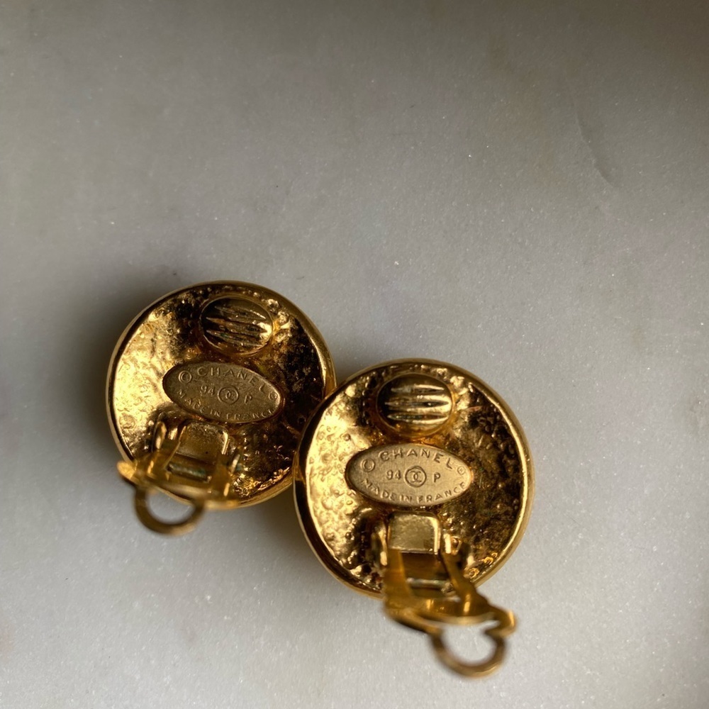 Host pick Authentic Vintage Chanel gold plated Clip on earrings - Picture 6 of 17